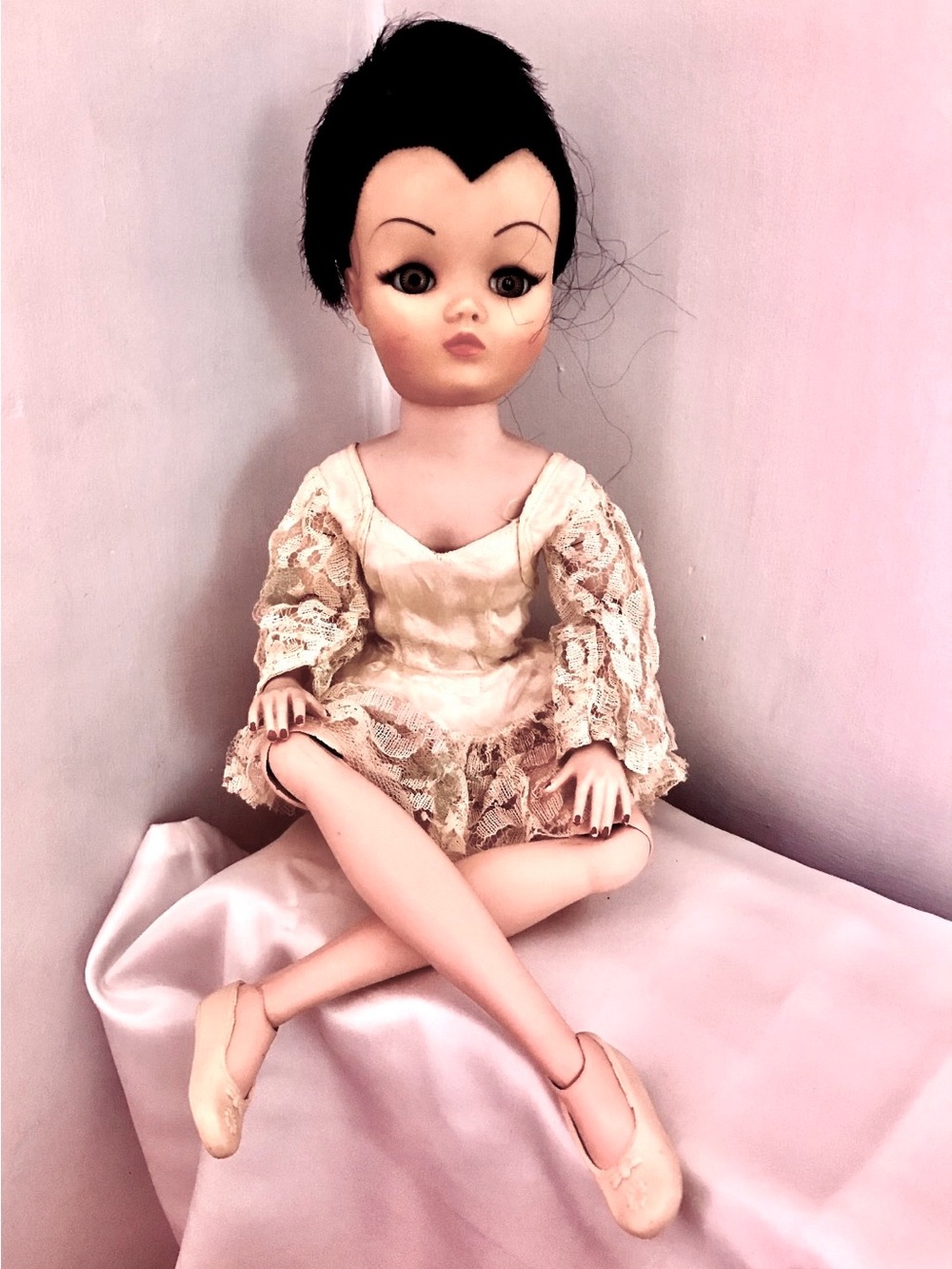Vtg. Uneeda jointed Dollikin Ballerina Doll Widows Peak Hair 1961 Cream Satin.